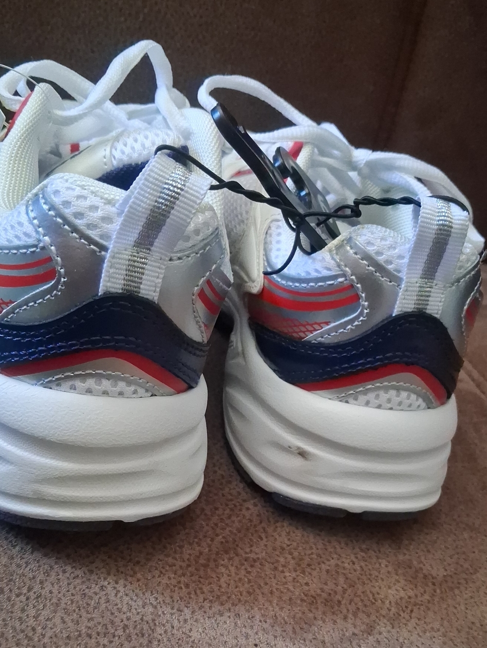 Avia 5000 Sneaker Women's White, Silver & Red Athletic Shoes Size 6 - Picture 3 of 6